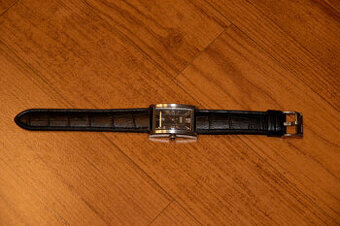 Oválne hodinky Hugo Boss s originál remienkom a puzdrom