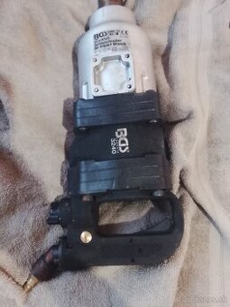 Rázový  uťahovák na stlačený vzduch