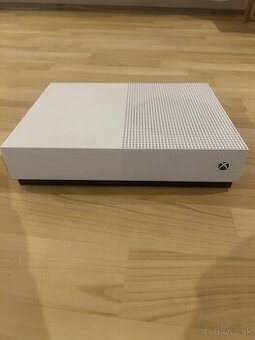 Predám Xbox One S + 2 originálne ovládače