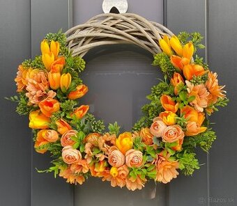 Na predaj krásny Jarný veniec zdobený jarnymi textilnými kv