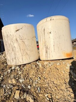 Plastové sudy cca 200 l – vhodné na vodu / záhradu (2 ks)