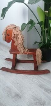 Drevený hojdací koník