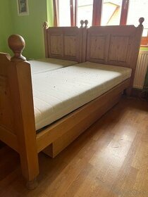 Masivní postel