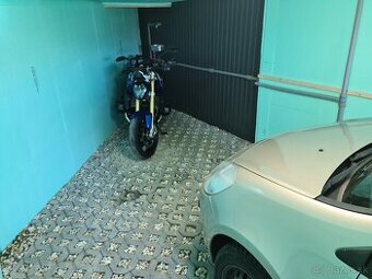 Veľká motorka a veľké auto spolu