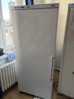 Gastro mrazak 600l top stav