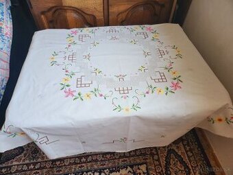 Krásny maslovy kruh zdobený výšivkou ružových a žltých kveto