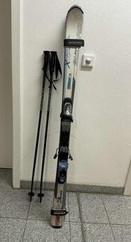 Lyže. lyžiarky, prilba