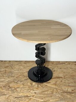 stolík vyrobený z originálnych autodielov