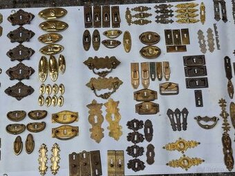 STAROŽITNÉ KOVANIA NA NÁBYTOK