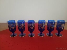 Sada modrých pohárov