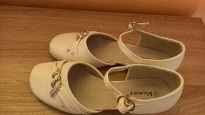 Slávnostné biele topánky
