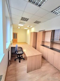 KANCELÁRSKY PRIESTOR VO FINANČNOM CENTRE V PÚCHOVE NA PRENÁJ