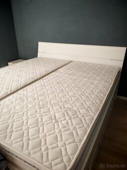Manželská posteľ s dvoma matracmi