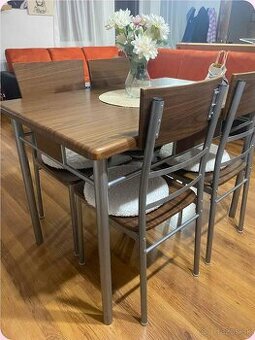 Jedálenský stôl a stoličky