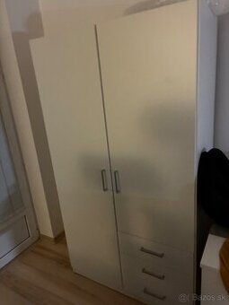 Šatníkov skriňa.