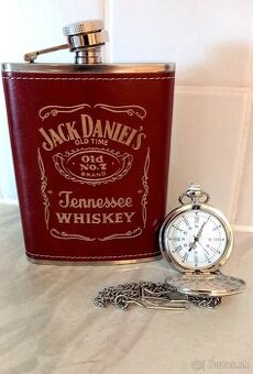 Ploskačka a vreckové hodinky.