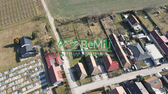 Na predaj veľkého pozemku s projektom v obci Jacovce