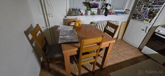 Jedálenský stôl a stoličky