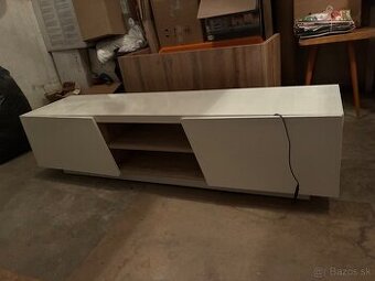 stolík pod televízor