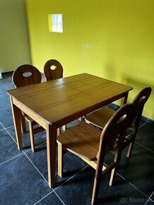 Masívny stôl so štyrmi  stoličkami