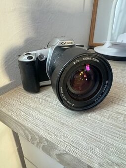 Fotoaparát na film Canon s objektívom Sigma