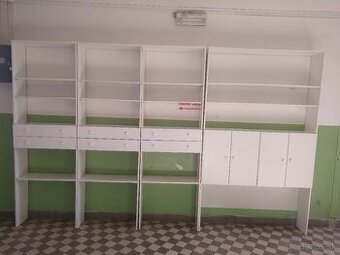 Kompaktnépolice /knižnica za šuflíkmi a skrinkami