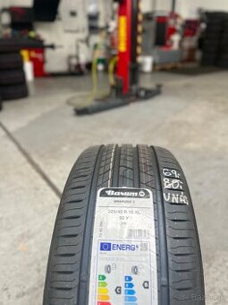 225/40 R18 BARUM