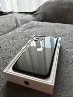 Dobrý stav | Čierny iPhone 11 64GB s obalmi v cene