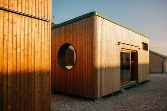 Jedinečný prírodný dizajový mobilný dom 8 × 3,5 m