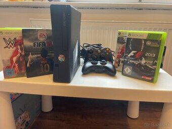 Xbox 360 + dva ovládače + nejaké hry