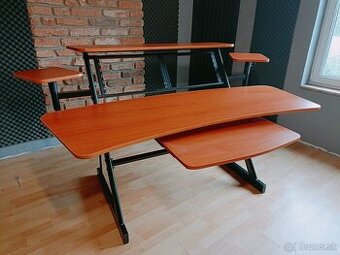 Lewitz WS-03 – štúdiový stôl