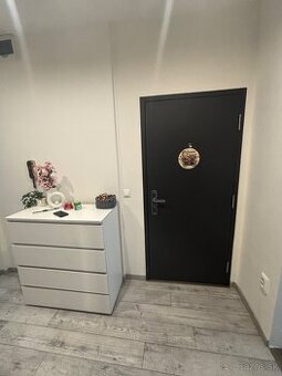 Predám komplet prerobený 2 izbový byt s balkónom v Žarnovici