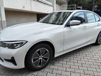 320i – 2022 – len 5 000 km – Biela – Výborný stav– Bez nehod