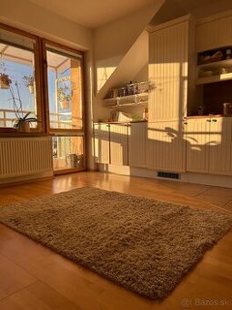 Béžový koberec s dlhým vlasom