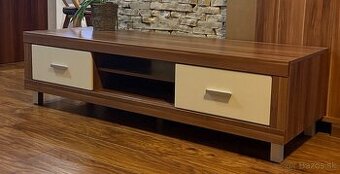 Skrinka pod televizor