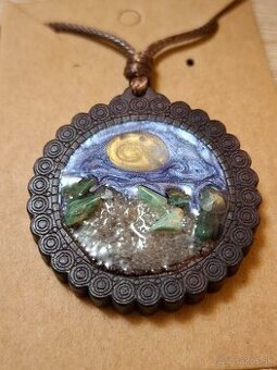 Drevené prívesky zo zivice