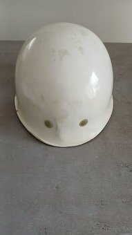 Hasičská prilba a opasok