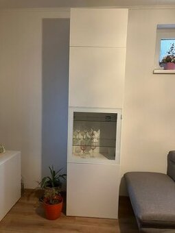 PREDÁM vysokú bielu skrinku s poličkami