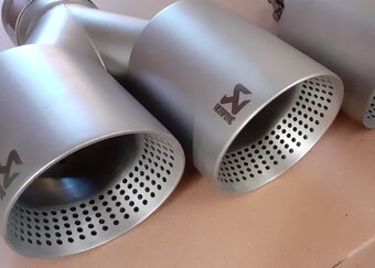Matná dvojitá  Nerezová koncovka  výfku  s logom  akrapovič