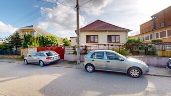 Na predaj rodinný dom s veľkým pozemkom 1722 m² – Močenok