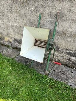 Mlynček na hrozno a lis na hrozno