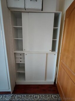 Skriňa biela, zasúvacie dvere
120x36x200cm