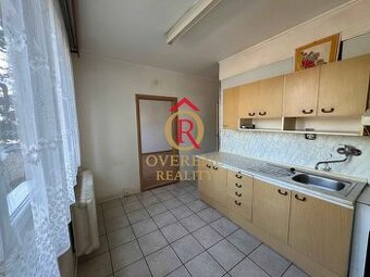 PREDANÉ -  veľký 3 izbový byt, Pavlovova ul., pôvodný stav