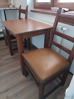 Kuchynský stôl a stolicky