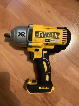 Dewalt aku razovy uťahovák