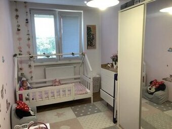 Na predaj štýlový 3-izbový tehlový byt s balkónom a garážou 