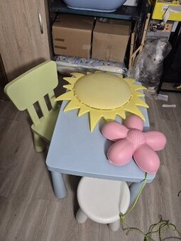 Detský stolík so stoličkami a svietidlami