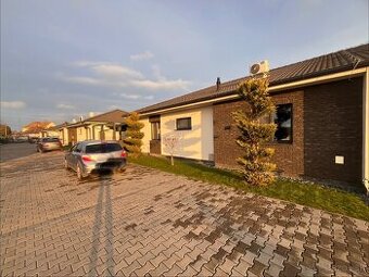 4-izbový bungalov s bazénom, veľký pozemok, súkromná ulica