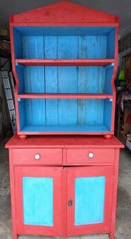 Zachovaly stary kredenc