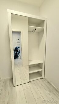 PREDSIEŇOVÁ SKRIŇA SO ZRKADLOM